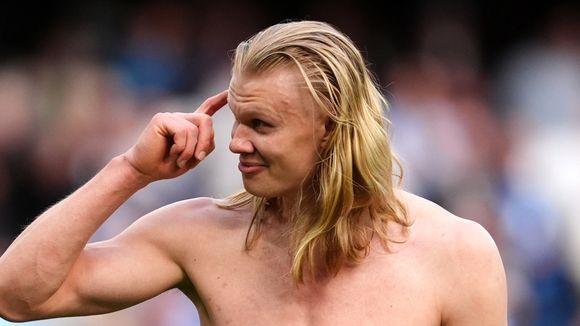 O adeus de Erling Haaland da Copa 2026: substituído na derrota para a Inglaterra, atacante deu o que falar com apertão no bumbum em campo. 'Estão flertando'