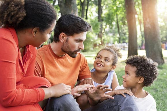 Criar filhos vai muito além do carinho: pesquisas apontam que a ausência de limites e o excesso de proteção podem influenciar diretamente comportamentos considerados 'mimados' na infância