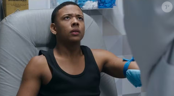 Nando (Joao Gabriel D´aleluia) corre risco de vida durante transplante de fígado na novela Volta por Cima