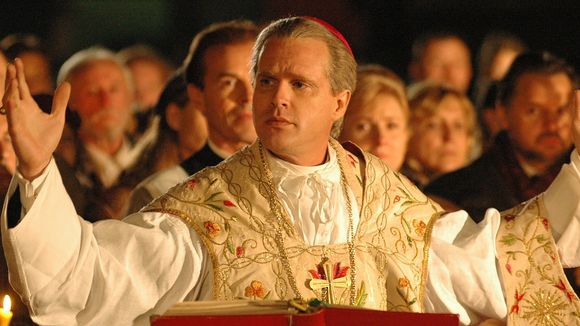 A minissérie que conta a história do Papa João Paulo II, premiada com o Emmy, é "João Paulo II" (2005)