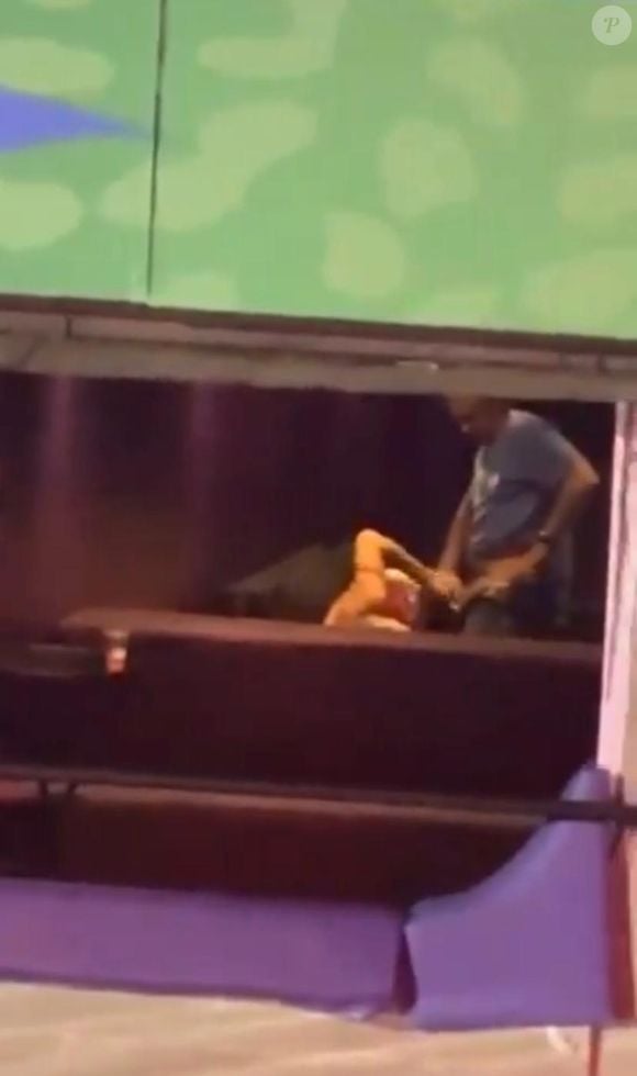 Muitos usuários reprovaram a atitude do casal e apontaram desrespeito ao evento e ao público presente.