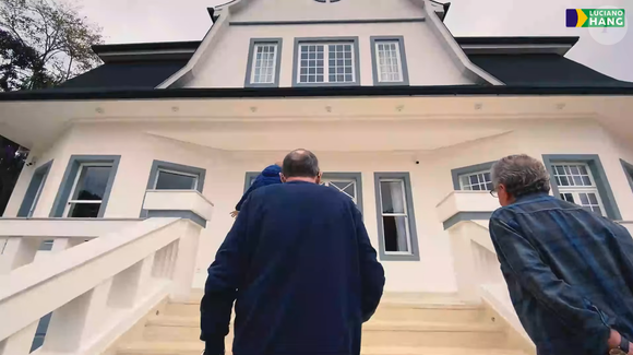 A demora para a aquisição da Villa Renaux envolveu a falência da antiga fábrica, avaliações imobiliárias e arquitetônicas e a situação de posse do herdeiro Vitor Renaux Hering. De acordo com as informações sobre o processo, a Justiça precisou homologar o acordo final para viabilizar a venda do casarão histórico ao grupo Havan