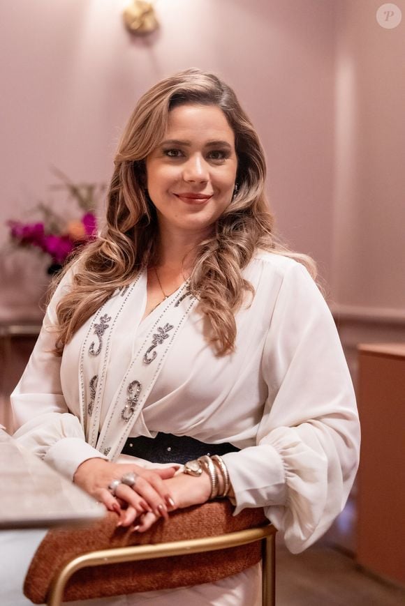 Bolsa pertencente a Zilá (Leandra Leal) é encontrado no quarto ocupado por Verônica
