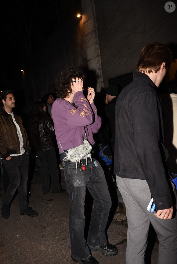 Filho de Luciana Gimenez, Lucas Jagger marcou presença na festa, mas evitou posar para fotos