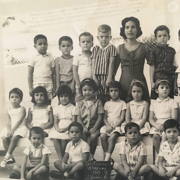 Pedro Bial é o quarto menino na fileira de cima, da esquerda para direita, ao lado da professora; Cazuza é o segundo menino sentado, da esquerda para a direita, no chão