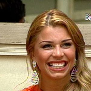 Grazi Massafera exigiu que o ensaio fosse mais comportado. O jornal Folha de São Paulo destacou que as fotos eram ‘mais recatadas que o normal’