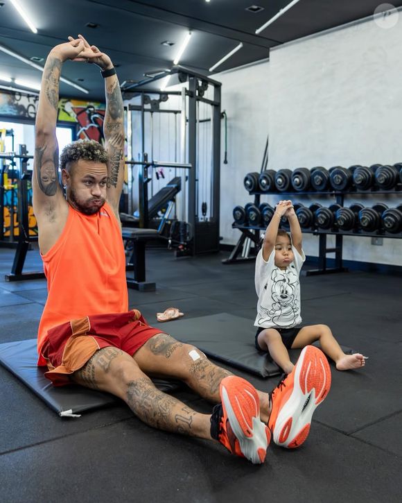 Neymar e Mavie capricharam no 'alongamento' em dia de treino do atacante, operado no joelho no fim de 2026