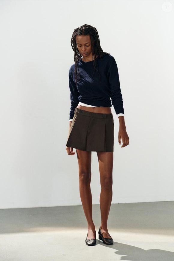O short marrom de cintura alta da Zara aposta em pregas e botões frontais para deixar a produção mais sofisticada, enquanto a modelagem ajuda a valorizar e alongar visualmente as pernas