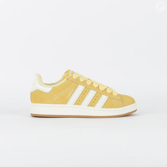 Campus 00S W (Adidas) | R$ 699,99 — A estética volumosa do novo lançamento da Adidas reforça a volta definitiva da moda inspirada nos anos 2000. O modelo aposta em acolchoamento robusto, cadarços largos e design retrô para conquistar as apaixonadas por streetwear elegante