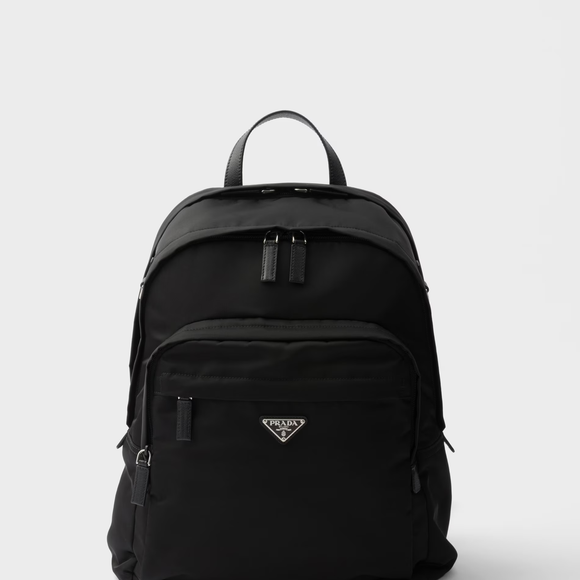 O modelo mais parecido encontrado é a mochila em couro Saffiano e Re Nylon, disponível no próprio site da Prada pelo valor aproximado de R$ 19.000,00