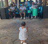 Filha de Neymar e Bruna Biancardi também curtiu uma banda de pagode que estava presente na festa