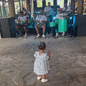 Filha de Neymar e Bruna Biancardi também curtiu uma banda de pagode que estava presente na festa