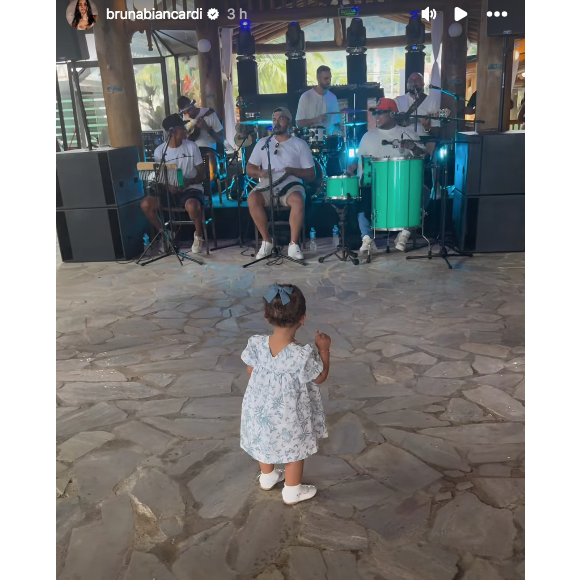 Filha de Neymar e Bruna Biancardi também curtiu uma banda de pagode que estava presente na festa