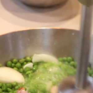 Com as ervilhas cozidas, bata em um mixer ou liquidificador até ficar homogêneo
