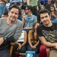 Totalmente idênticos! 20 pais e filhos famosos que pareciam iguais quando eram mais jovens