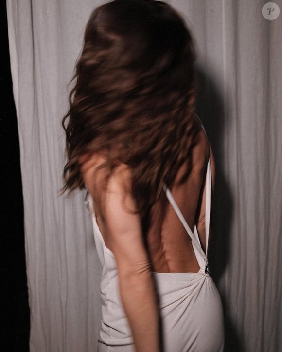 Carolina Dieckmmann ficou com as costas à mostra em slip dress