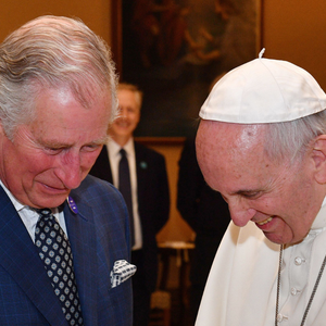 Há 20 anos, a morte de um papa adiou um dos eventos mais polêmicos da Família Real; Papa Francisco foi parte de comemoração 12 dias antes de morrer