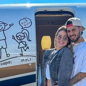 Neste sábado (31), a colunista Fábia Oliveira publicou um vídeo dizendo que Virgínia Fonseca mandou remover o desenho da família com Zé Felipe do jatinho