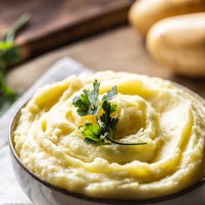 Muita manteiga é outro detalhe importante na preparação: o recomendado é mexer as batatas com um fouet para aumentar a cremosidade