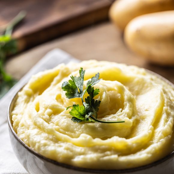 Muita manteiga é outro detalhe importante na preparação: o recomendado é mexer as batatas com um fouet para aumentar a cremosidade