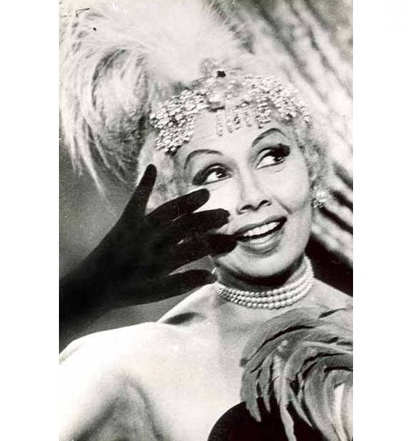 Dercy Gonçalves passou pelo teatro, onde foi atriz, autora, produtora e diretora
