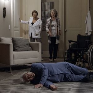 Alberto (Juca de Oliveira) pede perdão à Vitória antes de morrer no final da novela 'Além do Tempo'