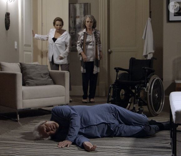 Alberto (Juca de Oliveira) pede perdão à Vitória antes de morrer no final da novela 'Além do Tempo'