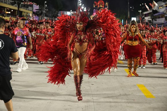 Rainha de bateria da Porto da Pedra no Carnaval 2026, Andrea Andrade representou a 'Tentação-Mulher' em fantasia com quase 10 mil cristais