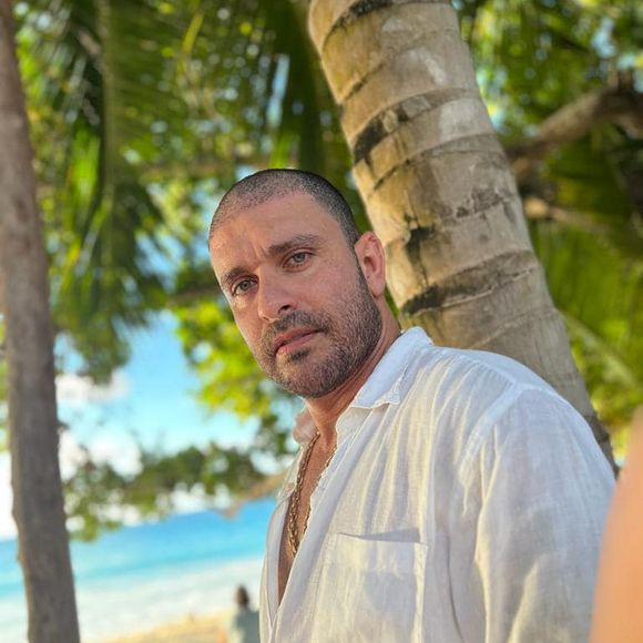 Diogo Nogueira passou a pegar pesado na academia e construiu um corpo mais definido