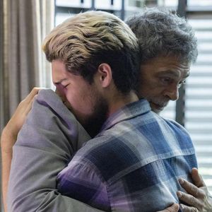 Rogério abraça o filho, Raul, em reencontro emocionante