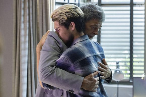 Rogério abraça o filho, Raul, em reencontro emocionante