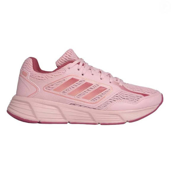 Novo queridinho entre os tênis femininos, Adidas Galaxy Star W aposta em rosa monocromático e design robusto inspirado na tendência retrô