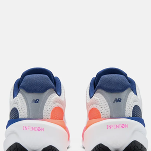 O design robusto e contemporâneo do New Balance 1080v15 reforça a tendência dos tênis de corrida que também conquistam espaço fora das academias