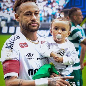 As filhas de Neymar se tornaram um dos assuntos mais comentados da rodada após surgirem com looks especiais em partida do Santos