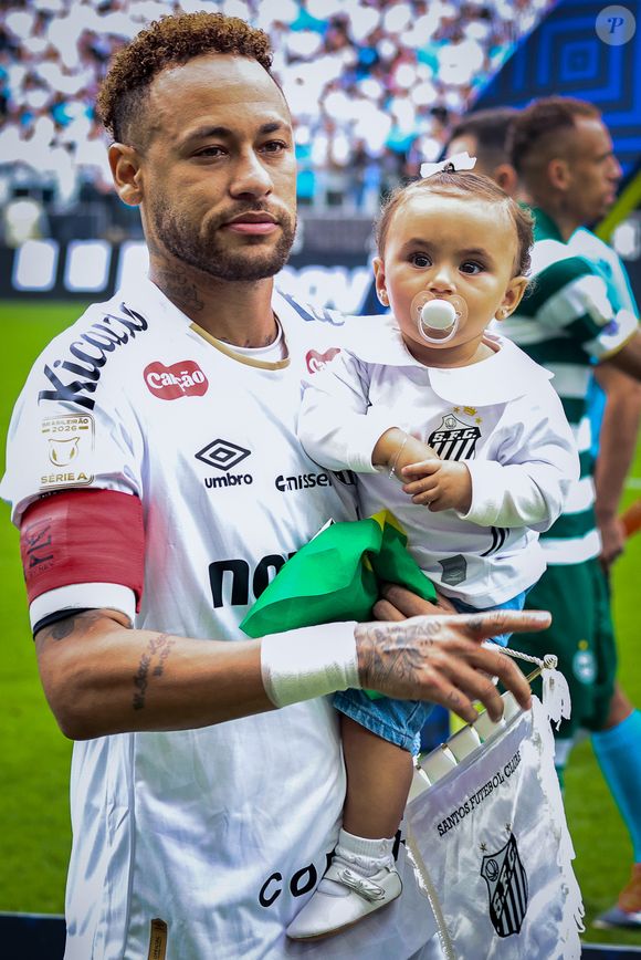 As filhas de Neymar se tornaram um dos assuntos mais comentados da rodada após surgirem com looks especiais em partida do Santos
