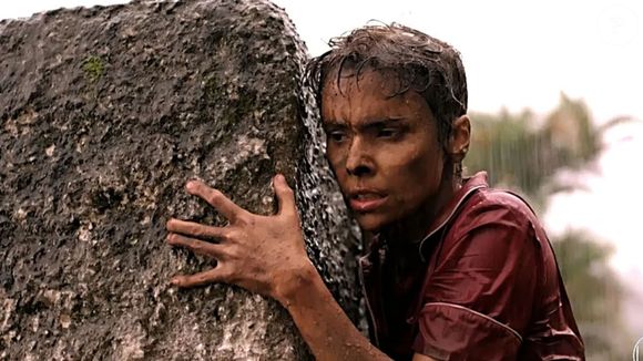 Cena clássica de 'Avenida Brasil': Nina (Debora Falabella) consegue sair da cova após ser enterrada por Carminha (Adriana Esteves)