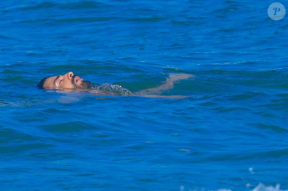 Cauã Reymond se refrescou em momento de folga das gravações da novela 'Vale Tudo'