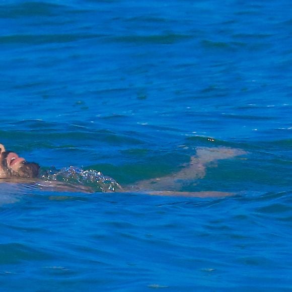 Cauã Reymond se refrescou em momento de folga das gravações da novela 'Vale Tudo'