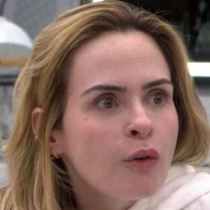 Discussão envolvendo Ana Paula Renault destaca dados que mostram alta incidência de queda de cabelo em mulheres.