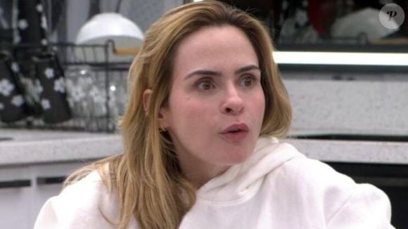 Discussão envolvendo Ana Paula Renault destaca dados que mostram alta incidência de queda de cabelo em mulheres.