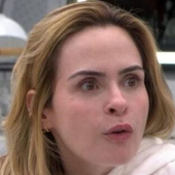 Discussão envolvendo Ana Paula Renault destaca dados que mostram alta incidência de queda de cabelo em mulheres.
