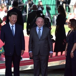 Primeira-dama quebra protocolo, critica TikTok em evento oficial na China e causa constrangimento diplomático