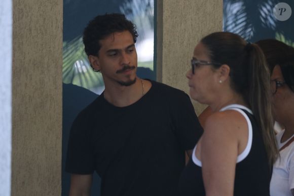 Ruan Aguiar, de 'Os Donos do Jogo', prestou condolências a Mel Maia no velório