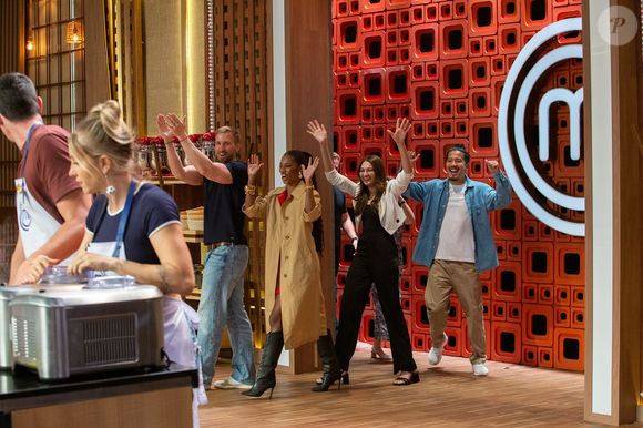 A noite começou movimentada com uma prova em grupo sob os olhos atentos de 20 influenciadores estrangeiros, convidados para degustar menus com sabores bem brasileiros