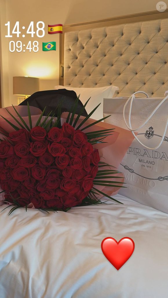 Virgínia Fonseca ganhou bolsa de luxo da Prada e buquê de flores ao chegar na Espanha para reencontro com Vinicius Jr.