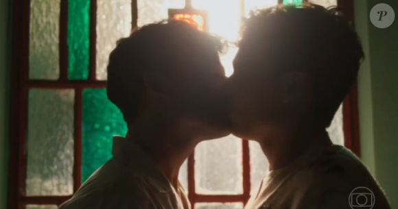 Beijo de Guto e Vinícius na novela 'Garota do Momento', da Globo, não agradou a web: 'Nem selinho parece'