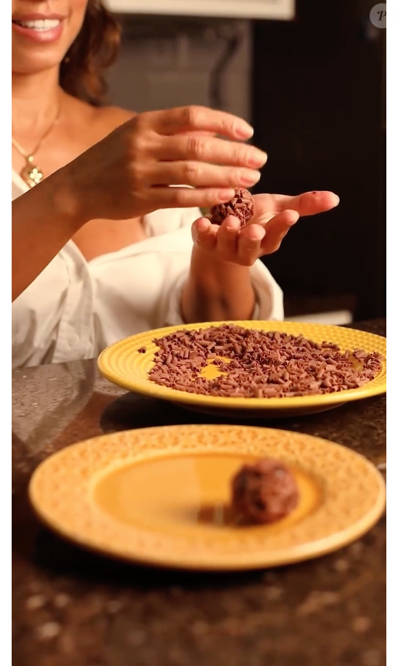 Com o restante, mexa até obter a consistência de brigadeiro e enrole-os com granulado