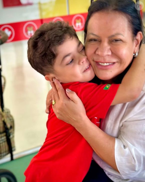 Dona Ruth e o neto Léo, de apenas 5 anos