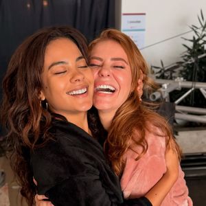 Com estilo e presença marcante, Bella Campos também brilha no álbum de Paolla Oliveira, reforçando a conexão entre as artistas e o clima descontraído que tomou conta da despedida de verão