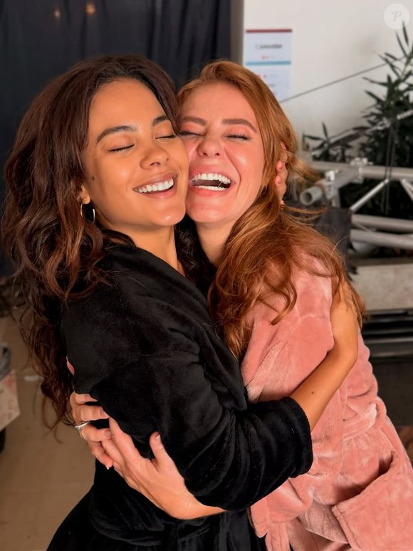 Com estilo e presença marcante, Bella Campos também brilha no álbum de Paolla Oliveira, reforçando a conexão entre as artistas e o clima descontraído que tomou conta da despedida de verão